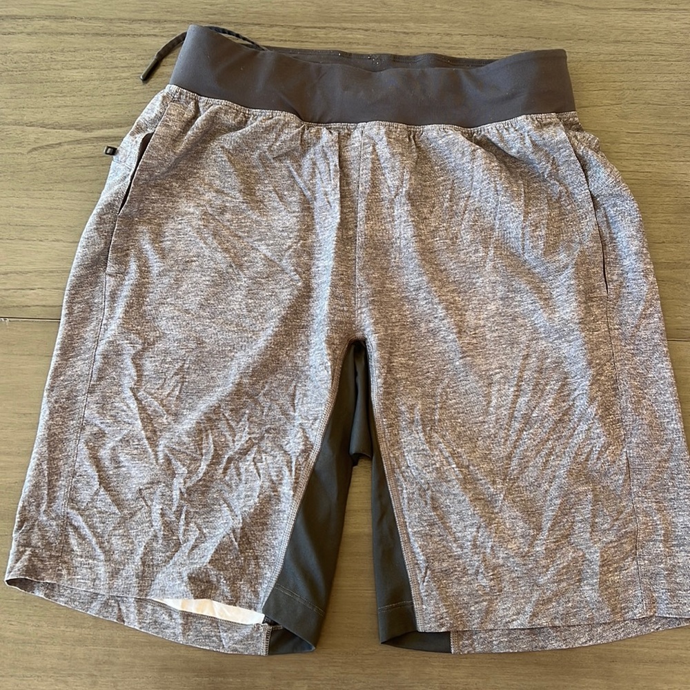 Lululemon men’s size small, athletic shorts, charcoal gray with black waist band